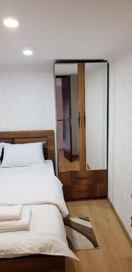 Bright And Cozy Apartment On Aghmashenebeli Avenue Tbilisi Eksteriør billede